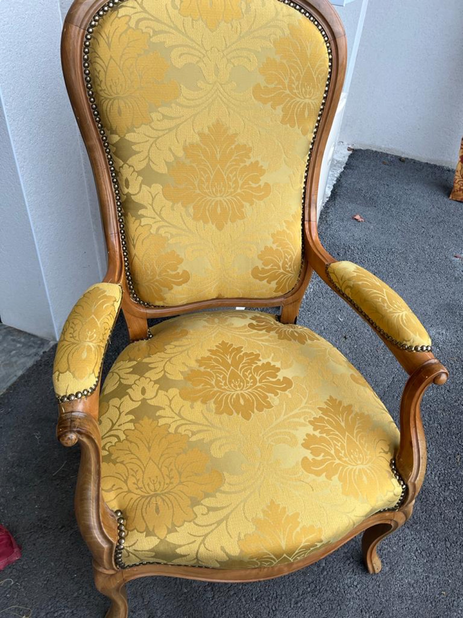 Fauteuil Louis Philippe restauré en tissu damassé or