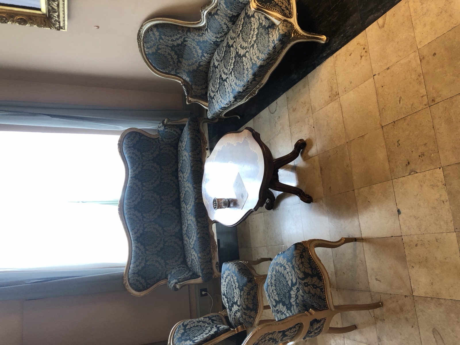 Salon Louis XV restauré, tissus damassés bleu et or