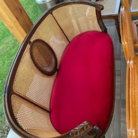 banquette-rouge-rotin