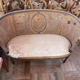 banquette-rouge-rotin-avant